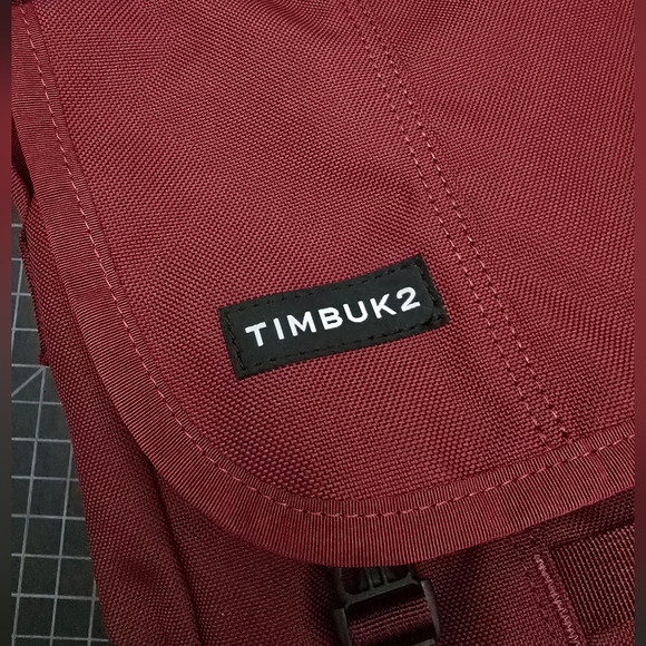 TIMBUK2 CLASSIC MESSENGER - ECO COLLEGIATE RED - Picture 12 of 16